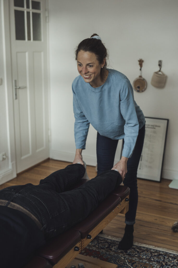 Laura checkt an den Beinen