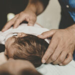 Chiropraktische Justierung eines Babys
