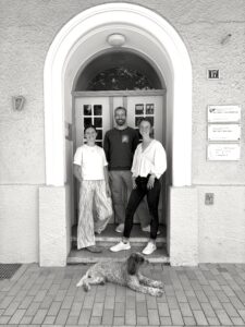 Fabienne, Fynn und Laura vor der Tür am Blücherplatz, Kiel