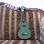 Ukulele auf Sofa